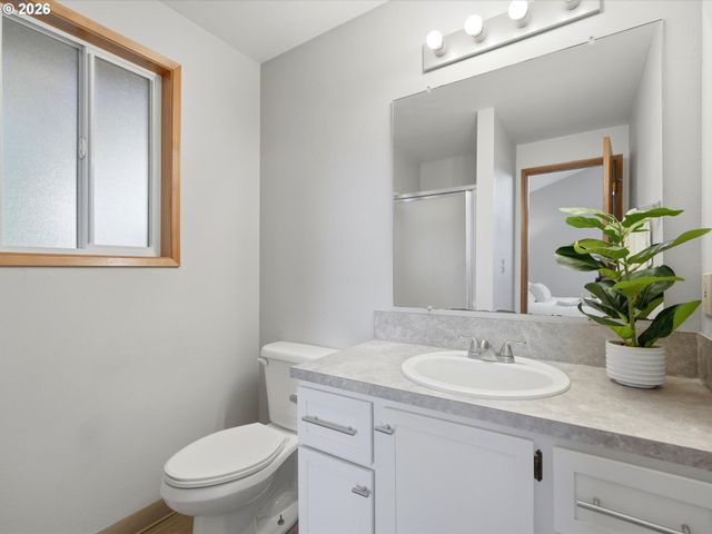 601 E OXFORD St, Newberg, OR 97132