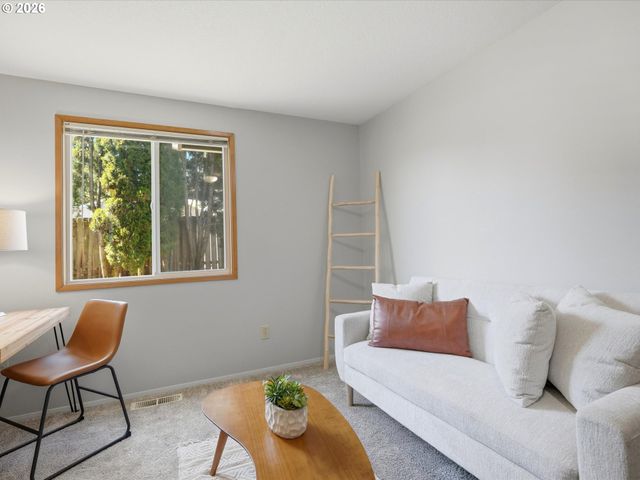 601 E OXFORD St, Newberg, OR 97132