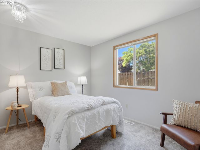 601 E OXFORD St, Newberg, OR 97132