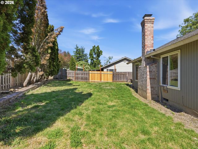 601 E OXFORD St, Newberg, OR 97132