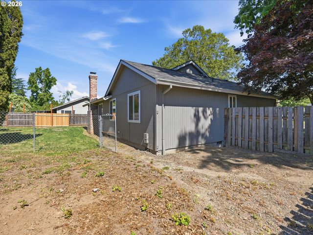 601 E OXFORD St, Newberg, OR 97132
