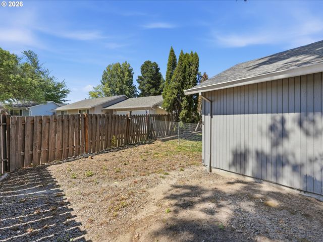 601 E OXFORD St, Newberg, OR 97132
