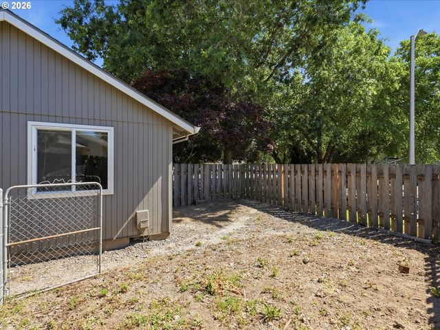 601 E OXFORD St, Newberg, OR 97132