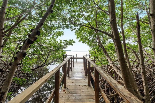 5990 Paradise Point Dr, Palmetto Bay, FL 33157