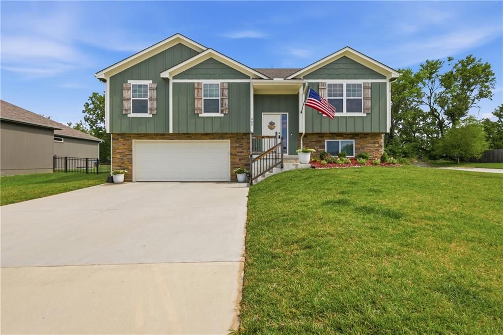 900 Crestwood Drive, Grain Valley, MO 64029