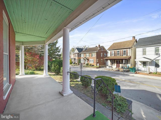 25 FAIRVIEW AVE, Waynesboro, PA 17268