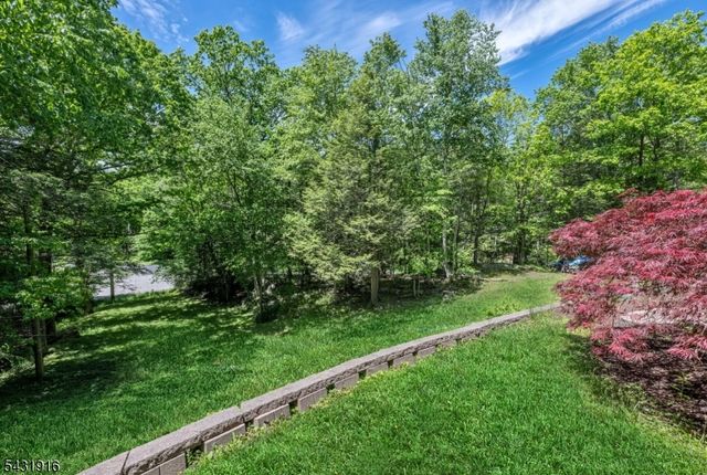 19 Rabbit Run Dr, West Milford Twp., NJ 07435