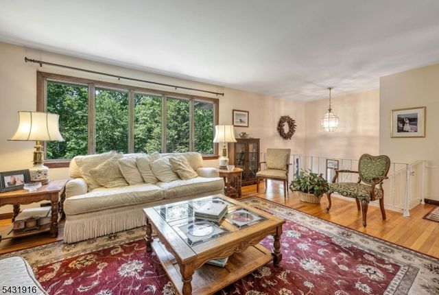 19 Rabbit Run Dr, West Milford Twp., NJ 07435