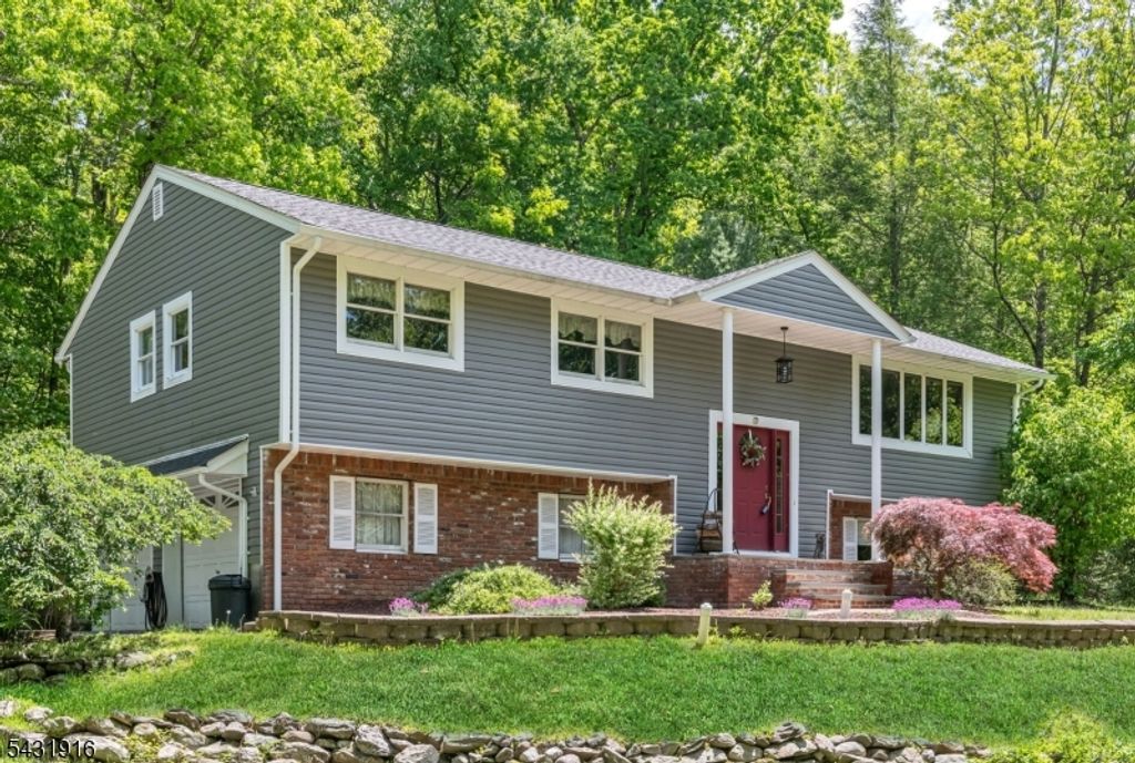 19 Rabbit Run Dr, West Milford Twp., NJ 07435