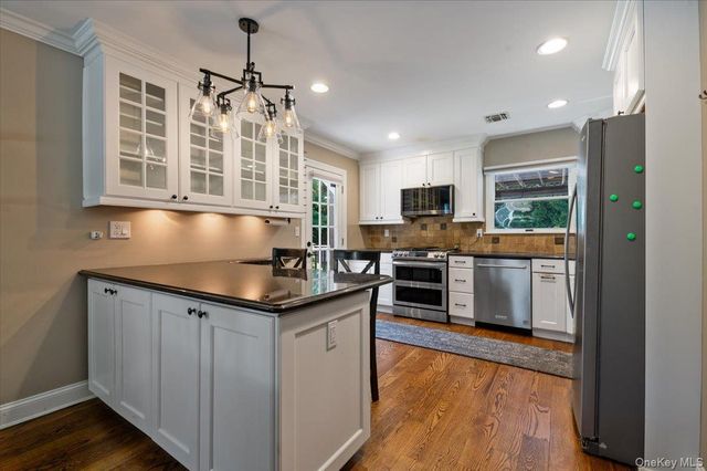 16 Brook Lane, Smithtown, NY 11787