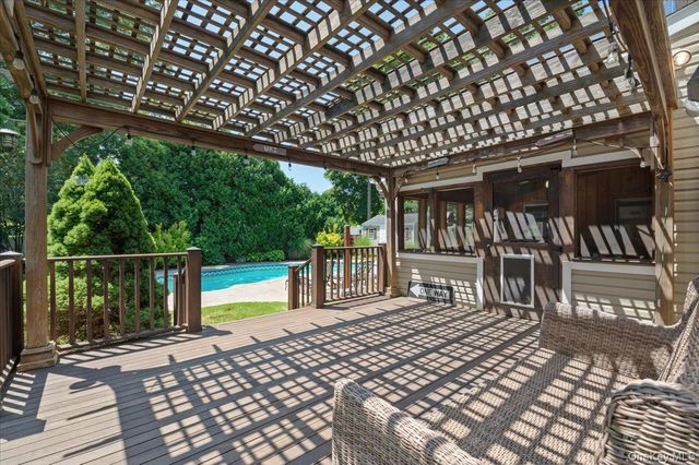 16 Brook Lane, Smithtown, NY 11787