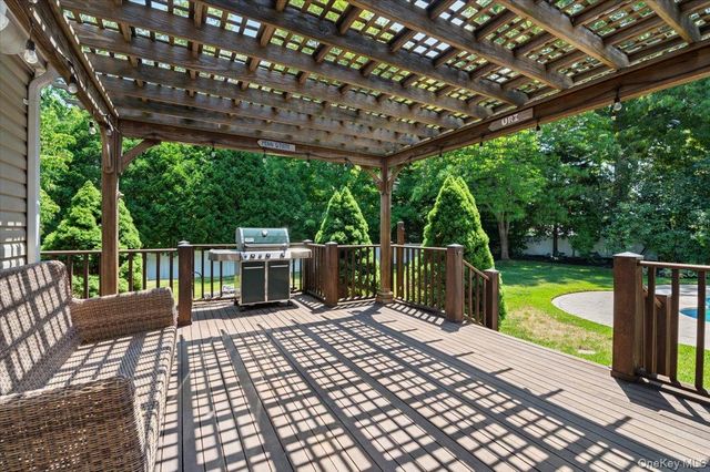 16 Brook Lane, Smithtown, NY 11787