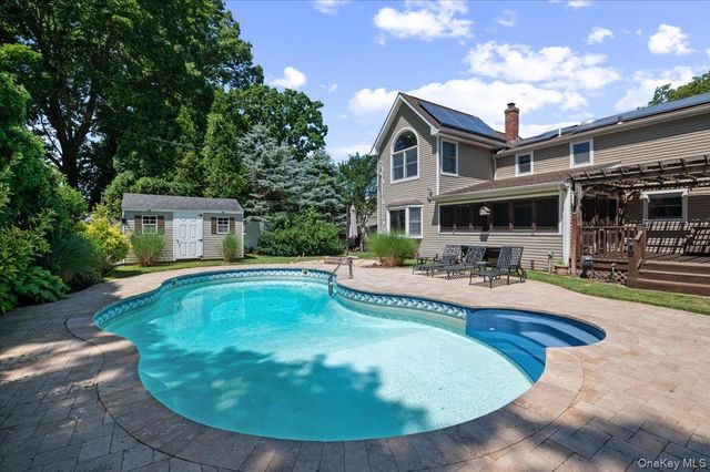 16 Brook Lane, Smithtown, NY 11787