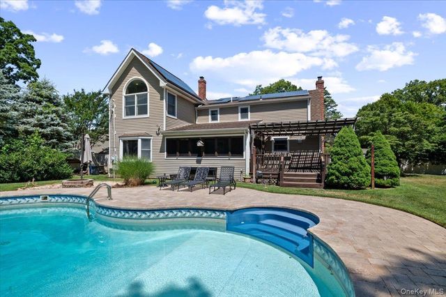 16 Brook Lane, Smithtown, NY 11787