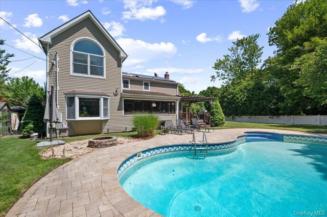 16 Brook Lane, Smithtown, NY 11787