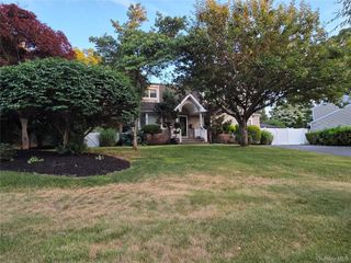 16 Brook Lane, Smithtown, NY 11787