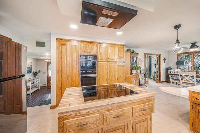 825 W KIMBERLY AVENUE, Kimberly, WI 54136