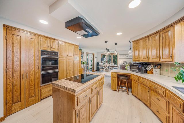 825 W KIMBERLY AVENUE, Kimberly, WI 54136