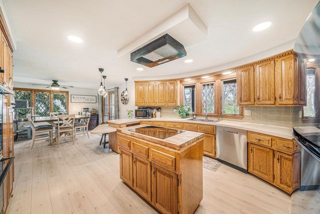 825 W KIMBERLY AVENUE, Kimberly, WI 54136
