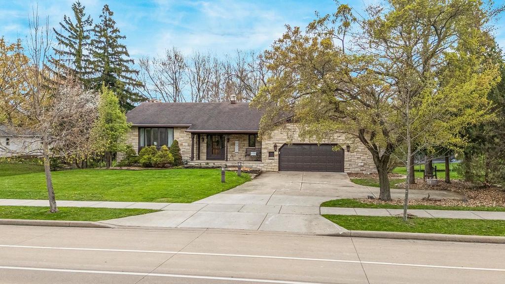 825 W KIMBERLY AVENUE, Kimberly, WI 54136