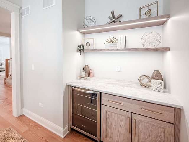 885 Geneva Road, St. Charles, IL 60174