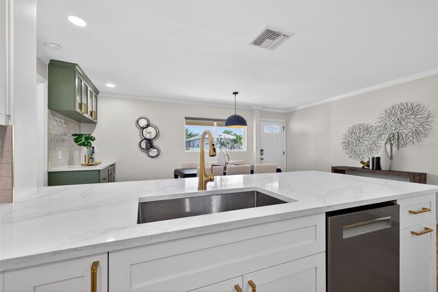 413 43RD AVENUE NE, St Petersburg, FL 33703