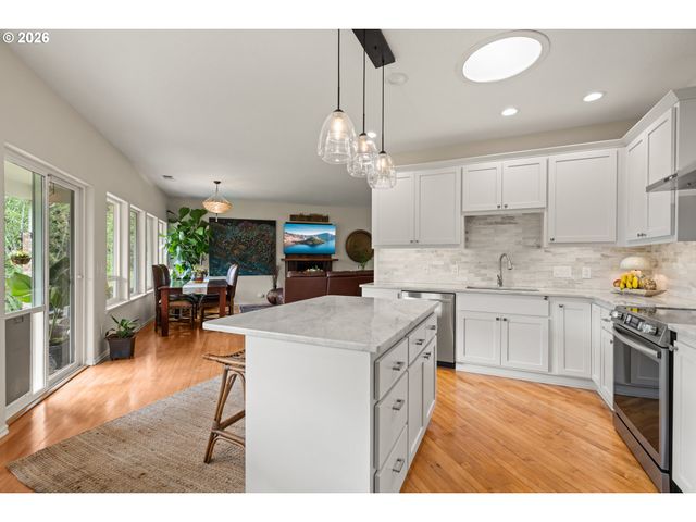 17146 Mountain Dr Ln, Brookings, OR 97415
