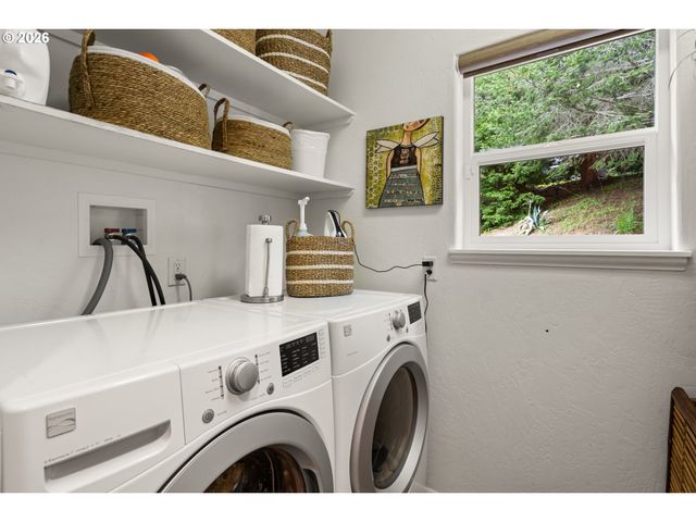 17146 Mountain Dr Ln, Brookings, OR 97415
