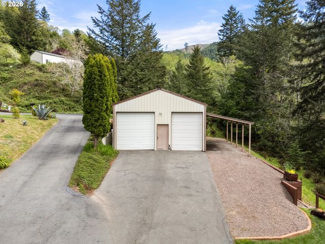 17146 Mountain Dr Ln, Brookings, OR 97415