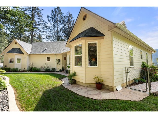 17146 Mountain Dr Ln, Brookings, OR 97415