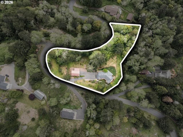 17146 Mountain Dr Ln, Brookings, OR 97415