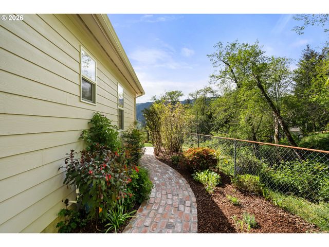 17146 Mountain Dr Ln, Brookings, OR 97415