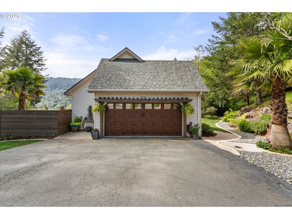 17146 Mountain Dr Ln, Brookings, OR 97415