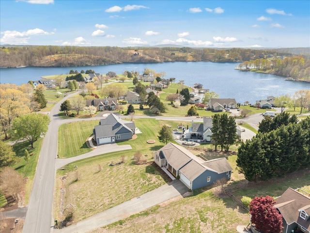 636 Boxwoodgreen DR, Wirtz, VA 24184