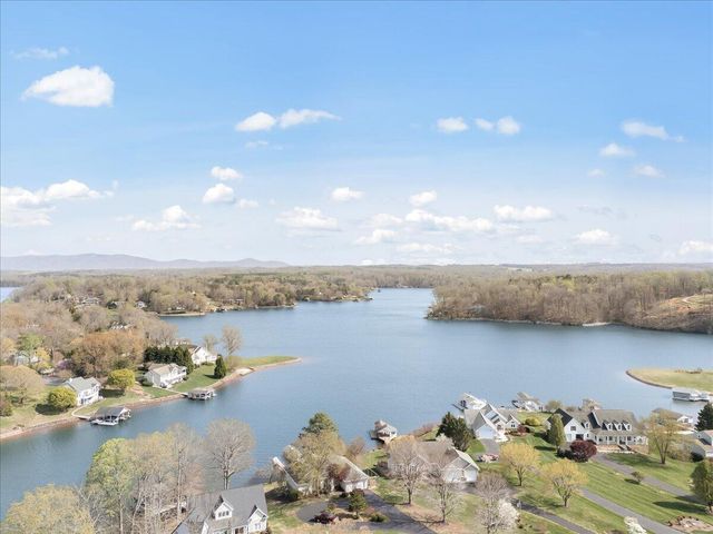 636 Boxwoodgreen DR, Wirtz, VA 24184