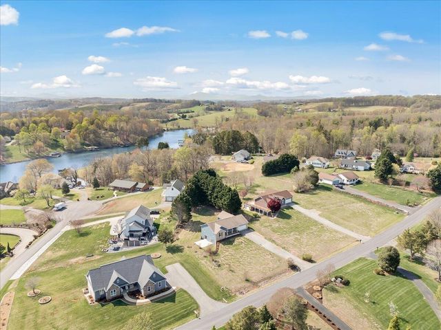 636 Boxwoodgreen DR, Wirtz, VA 24184