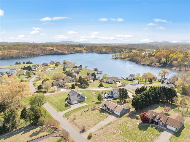 636 Boxwoodgreen DR, Wirtz, VA 24184