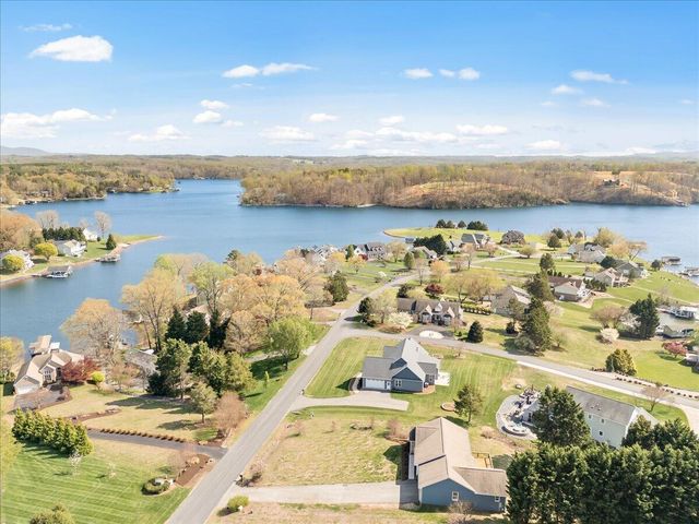 636 Boxwoodgreen DR, Wirtz, VA 24184