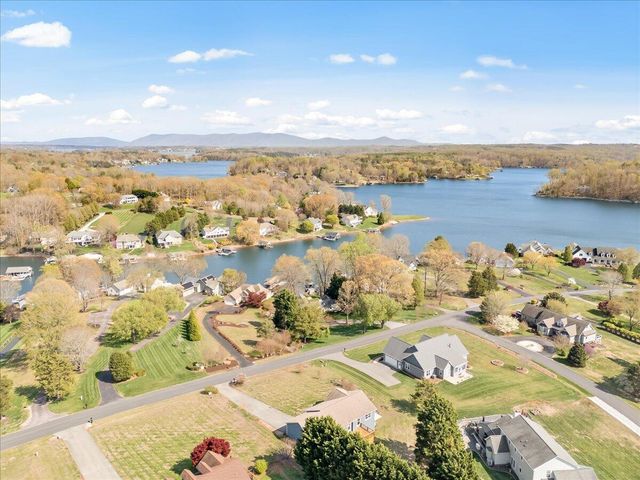 636 Boxwoodgreen DR, Wirtz, VA 24184