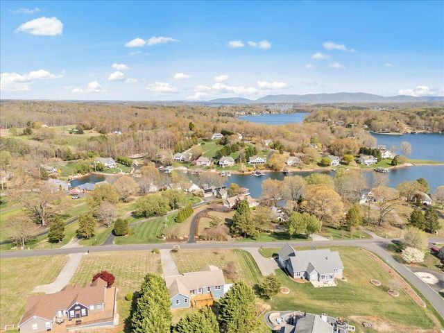 636 Boxwoodgreen DR, Wirtz, VA 24184