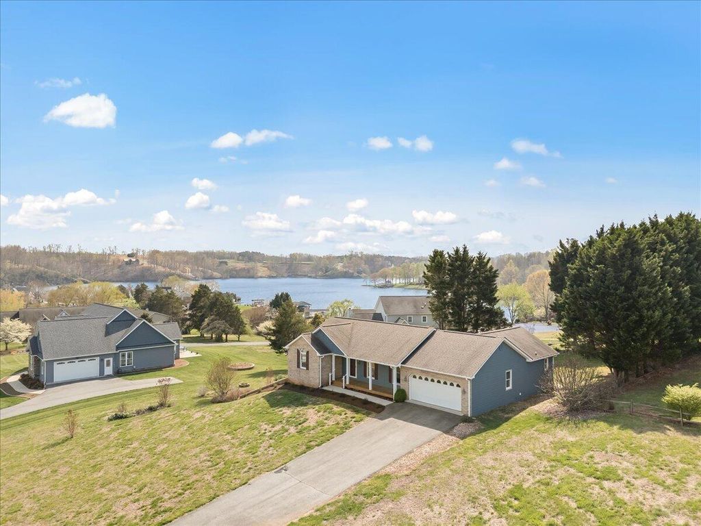 636 Boxwoodgreen DR, Wirtz, VA 24184