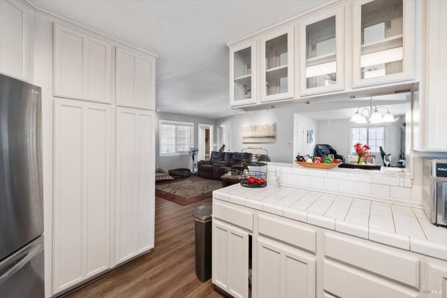 7672 Country Ln, Vacaville, CA 95688