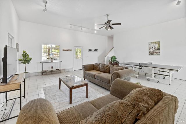 7672 Country Ln, Vacaville, CA 95688