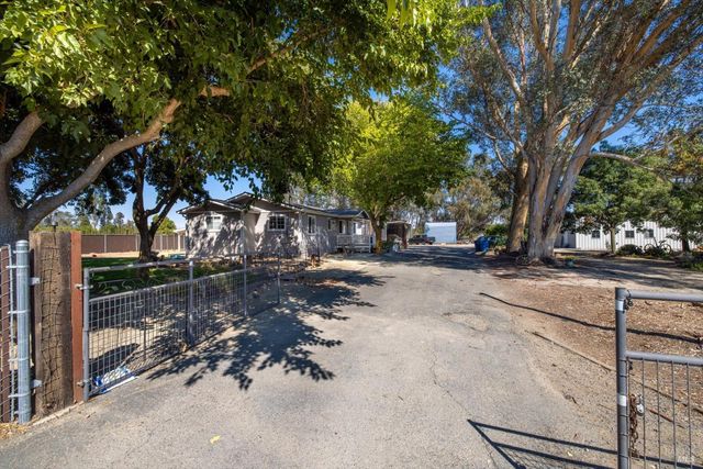 7672 Country Ln, Vacaville, CA 95688