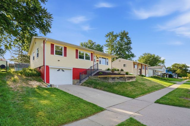 3489 SUNNY HILL Drive, Bettendorf, IA 52722