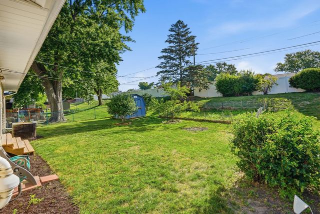 3489 SUNNY HILL Drive, Bettendorf, IA 52722