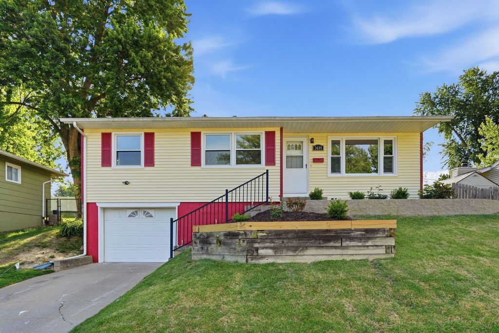 3489 SUNNY HILL Drive, Bettendorf, IA 52722