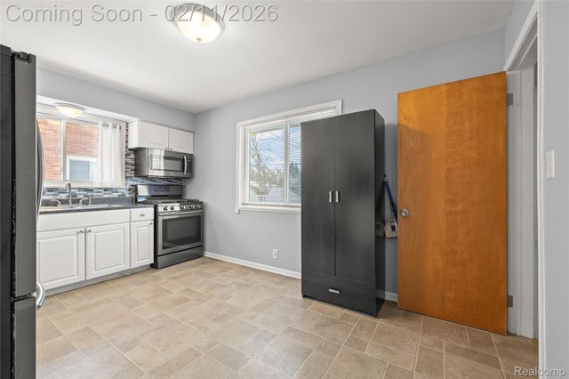 18230 Snow Avenue, Dearborn, MI 48124