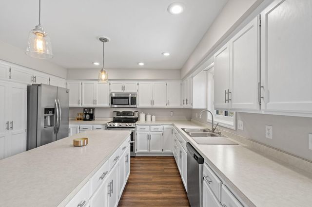 10830 46th Place N, Plymouth, MN 55442