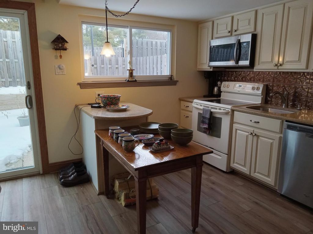 Image 10 of property listing at 178 WELLINGTON TER #13-A, Lansdale, PA 19446